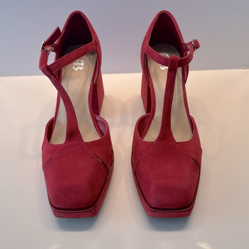 Giani Binni red shoe.
